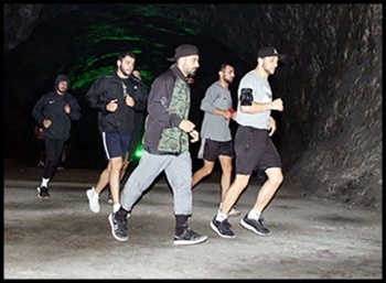  Tuz mağarasında boks antrenmanı