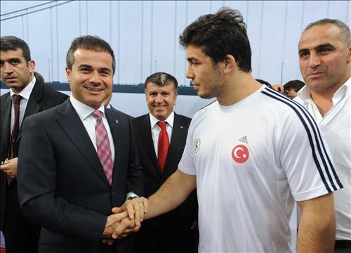 İlk tebrik Bakandan