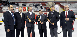 Akgül&acute;e teşekkür plaketi