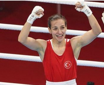 Buse Naz Çakıroğlu çeyrek finalde 