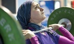 Halterde başörtüsü serbest