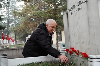 Yaşar Doğu, kabri başında anıldı