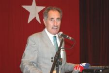 Günay´dan çelenk krizine yorum