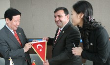 Gençler Kore´de Atalarını unutmadı